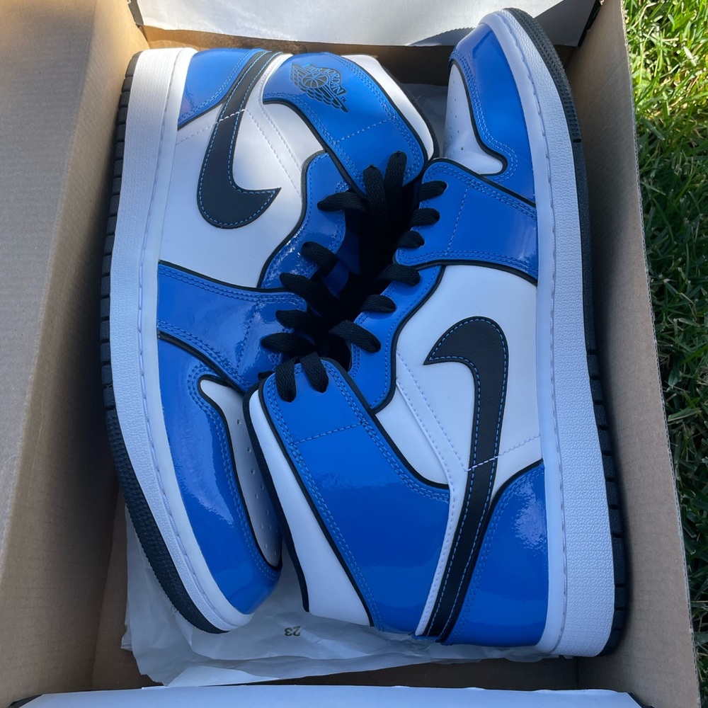 Jordan retro 1 signal blue. Men 10.5
